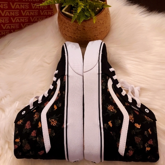 VANS: Hightop Garden Floral Sneaker. NWB. - Picture 8 of 9